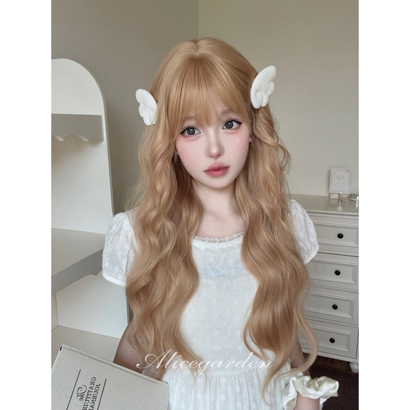 Sandy Gold Long Curly Wig – Alice Garden by Land Decora