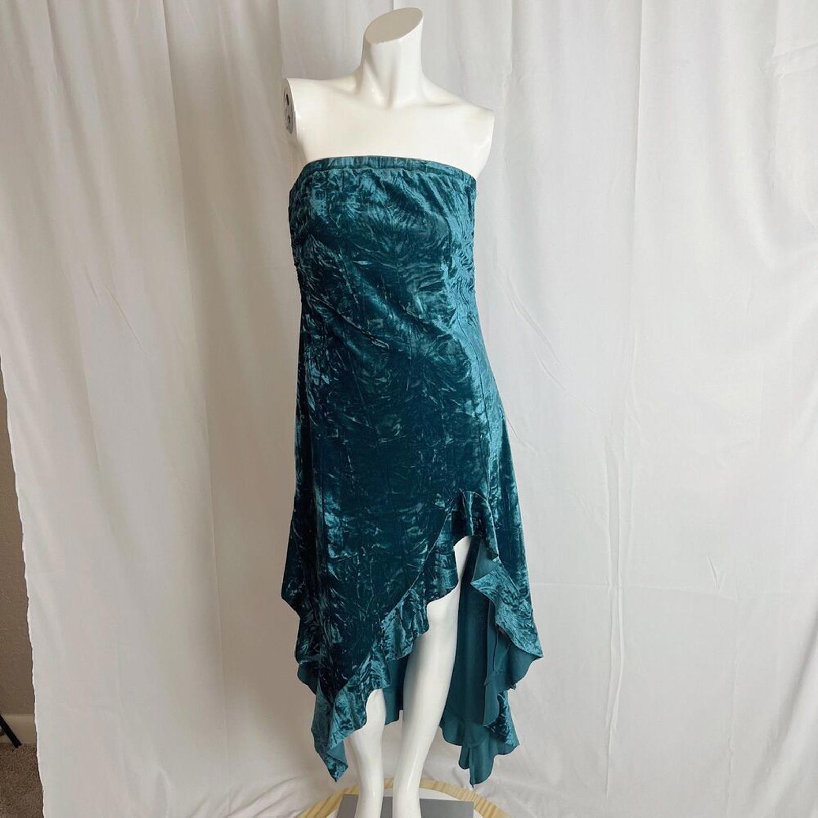 Silence + Noise Luna Velvet Strapless Dress in Emerald Whimsigoth Fair by Hot Girl Secondhand