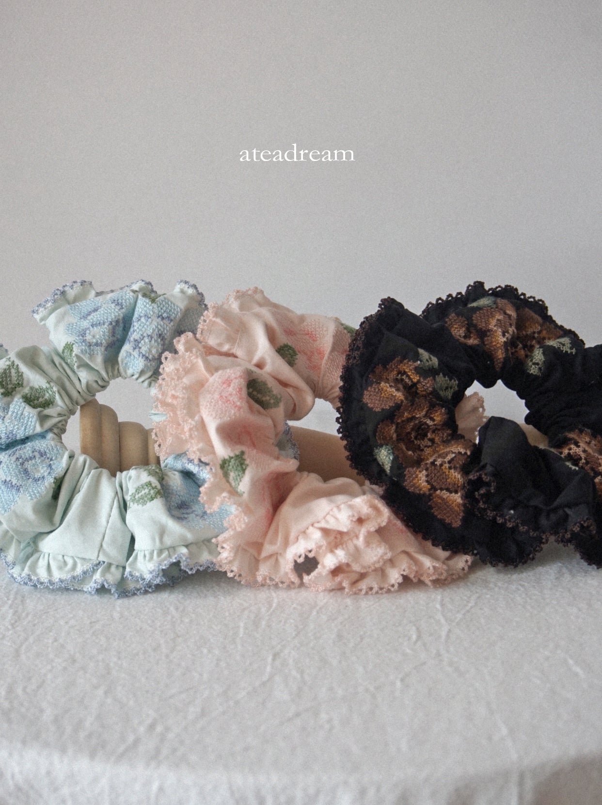 Embroidered Cotton-Linen Hair Scrunchie - Ate a Dream by Land Decora