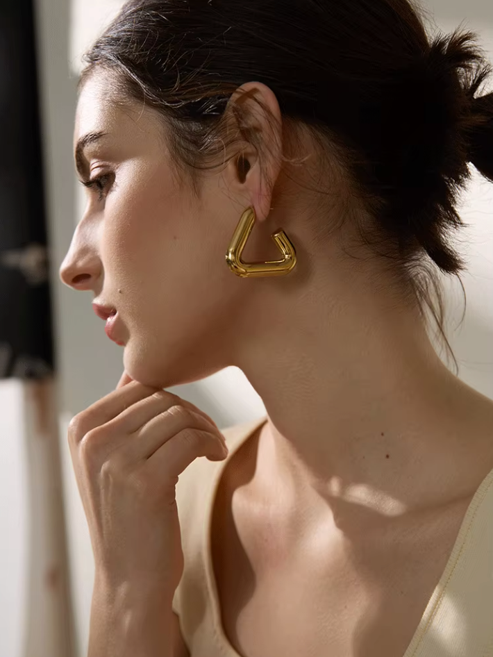 TATUM TRIANGLE EARRINGS IN GOLD (WATERPROOF & 18K GOLD PLATED) by RAËLIV