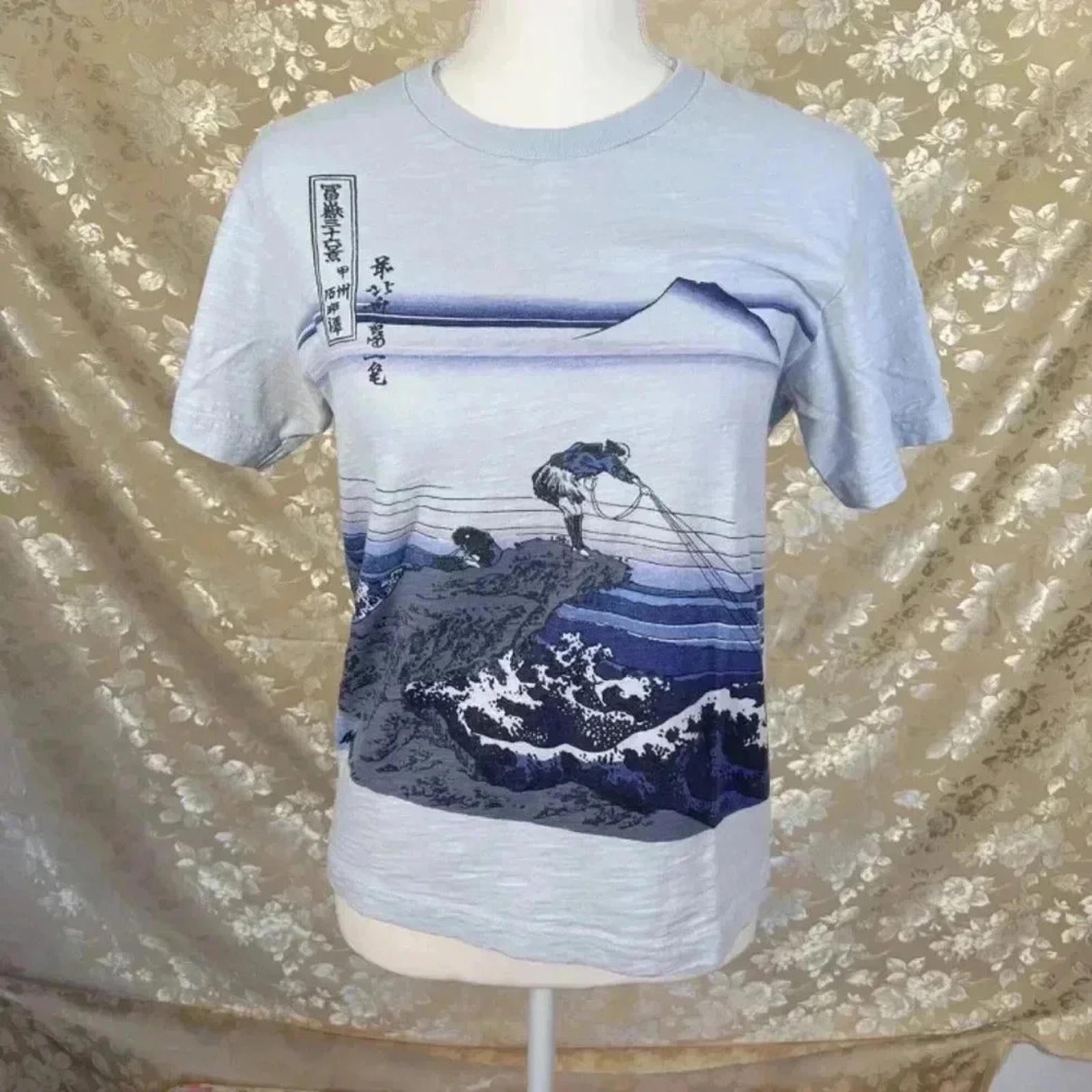 Uniqlo Hokusai Blue Japanese Fishermen T Shirt Size XS by Hot Girl Secondhand