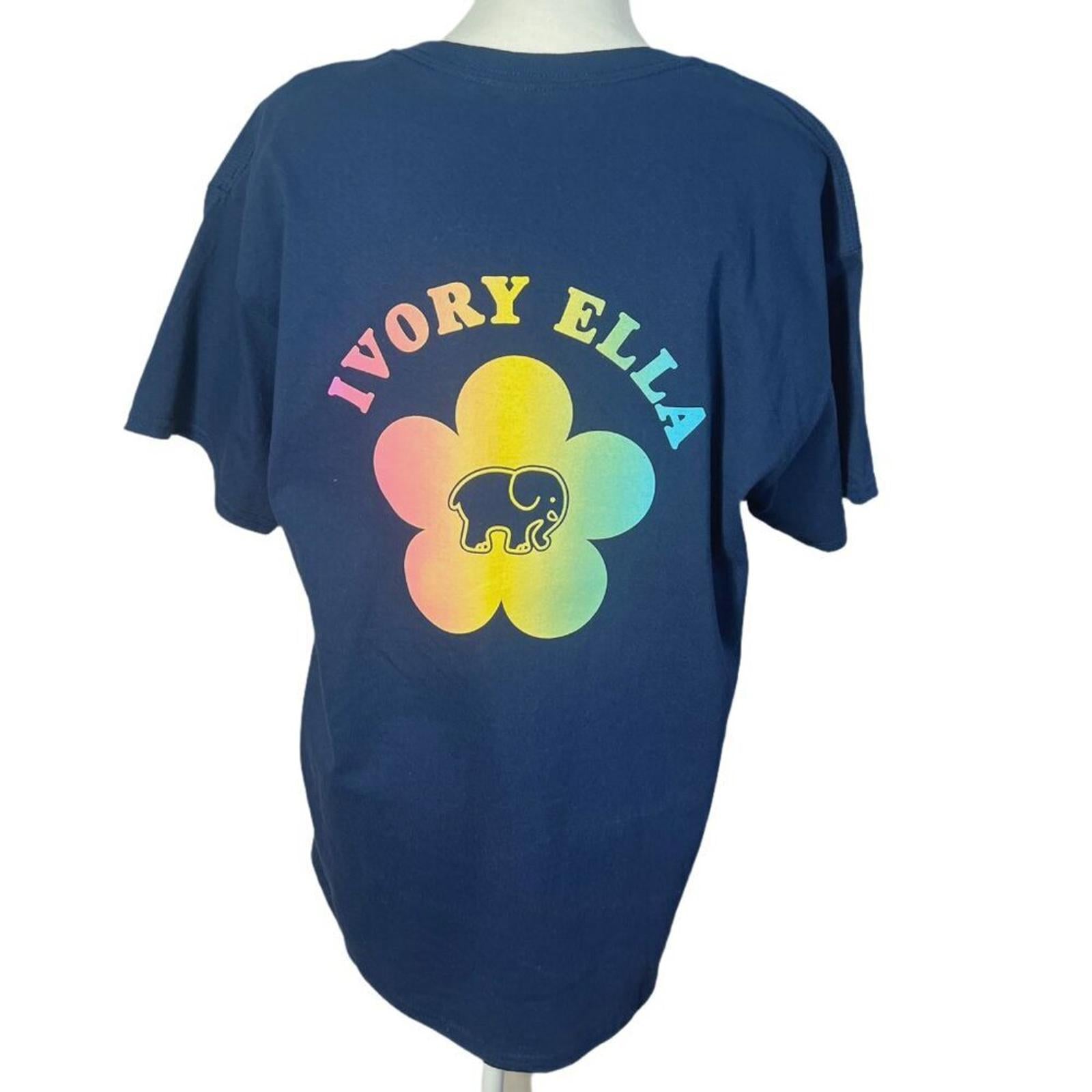 NWT Ivory Ella Daisy Navy Blue Tee Women's size L by Hot Girl Secondhand