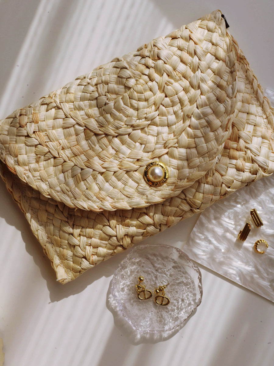 "THE CLUTCH" TAN FOLD-OVER STRAW BAG by RAËLIV