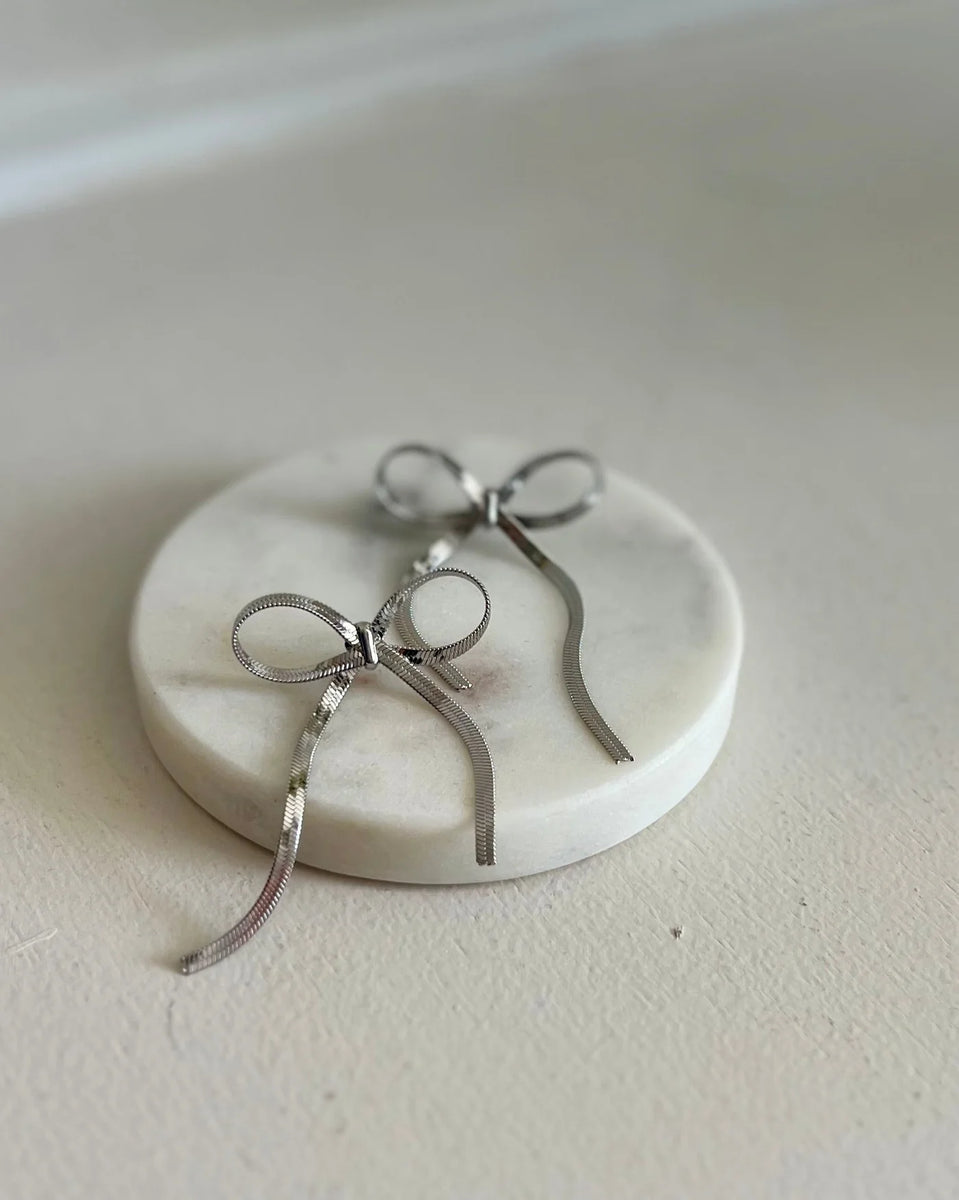 BRIT BOW EARRINGS IN WHITE GOLD (WATERPROOF & 18K WHITE GOLD PLATED) by RAËLIV
