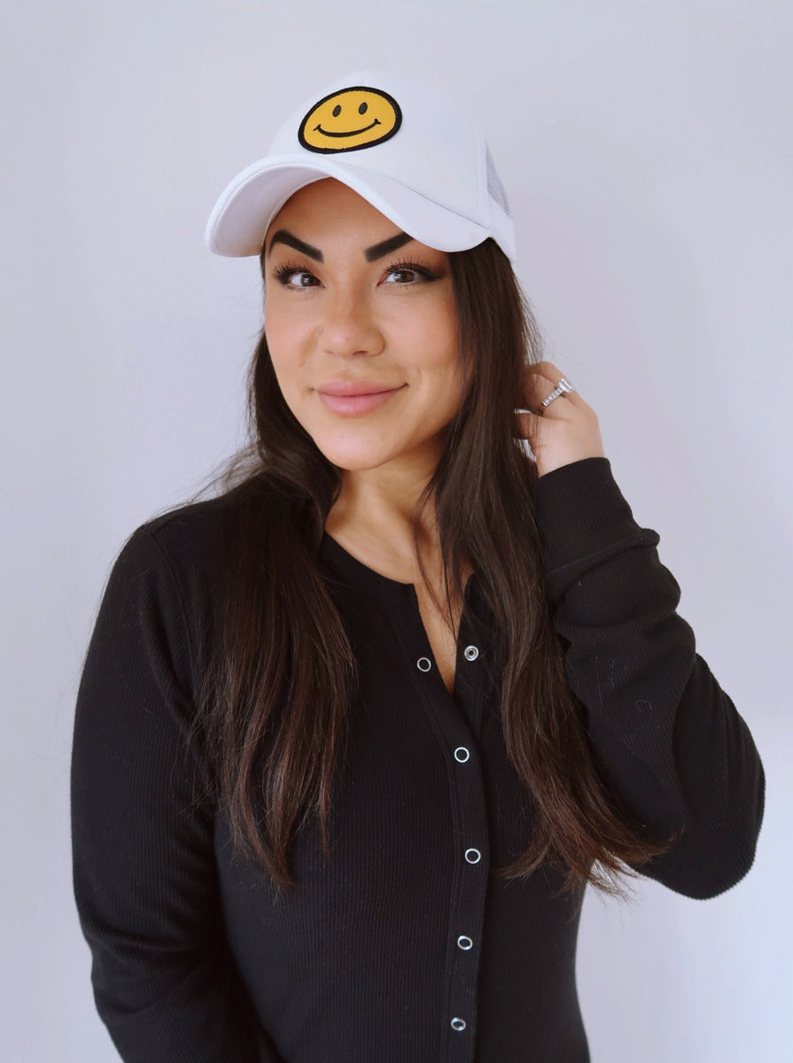 SMILEY FACE TRUCKER HAT IN WHITE by RAËLIV