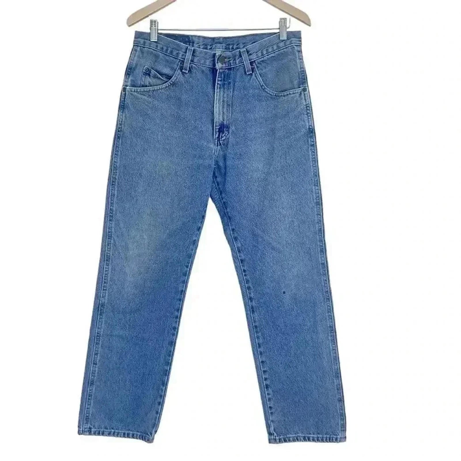 Wrangler Men's Medium Wash Straight Leg Jeans Mid Rise Size 33 x 30 by Hot Girl Secondhand